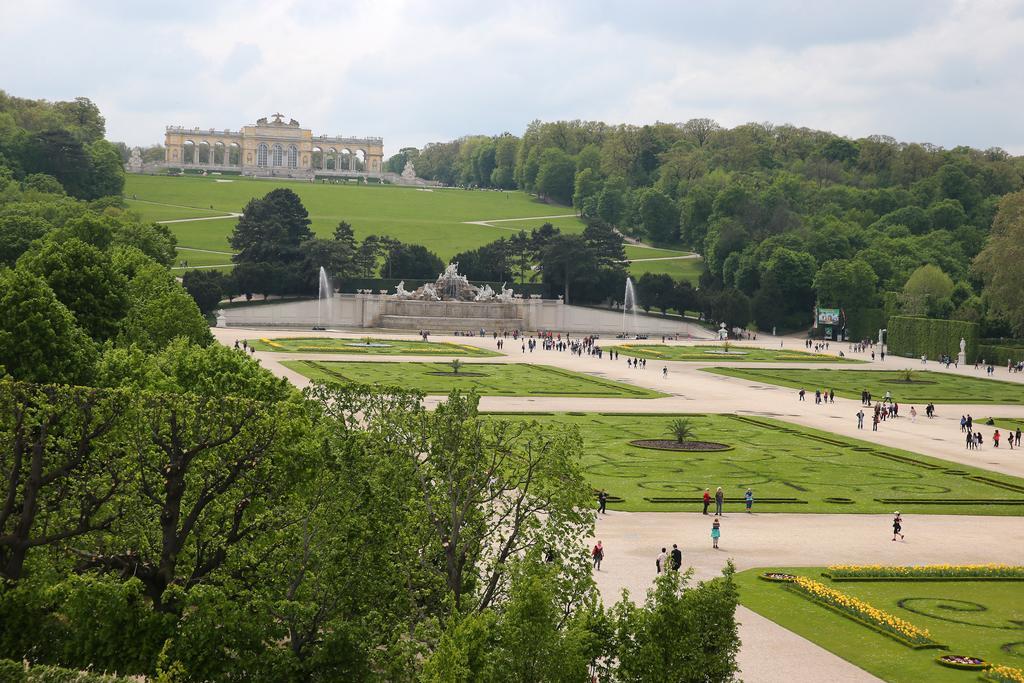 Schloß Schönbrunn Grand Apartment *